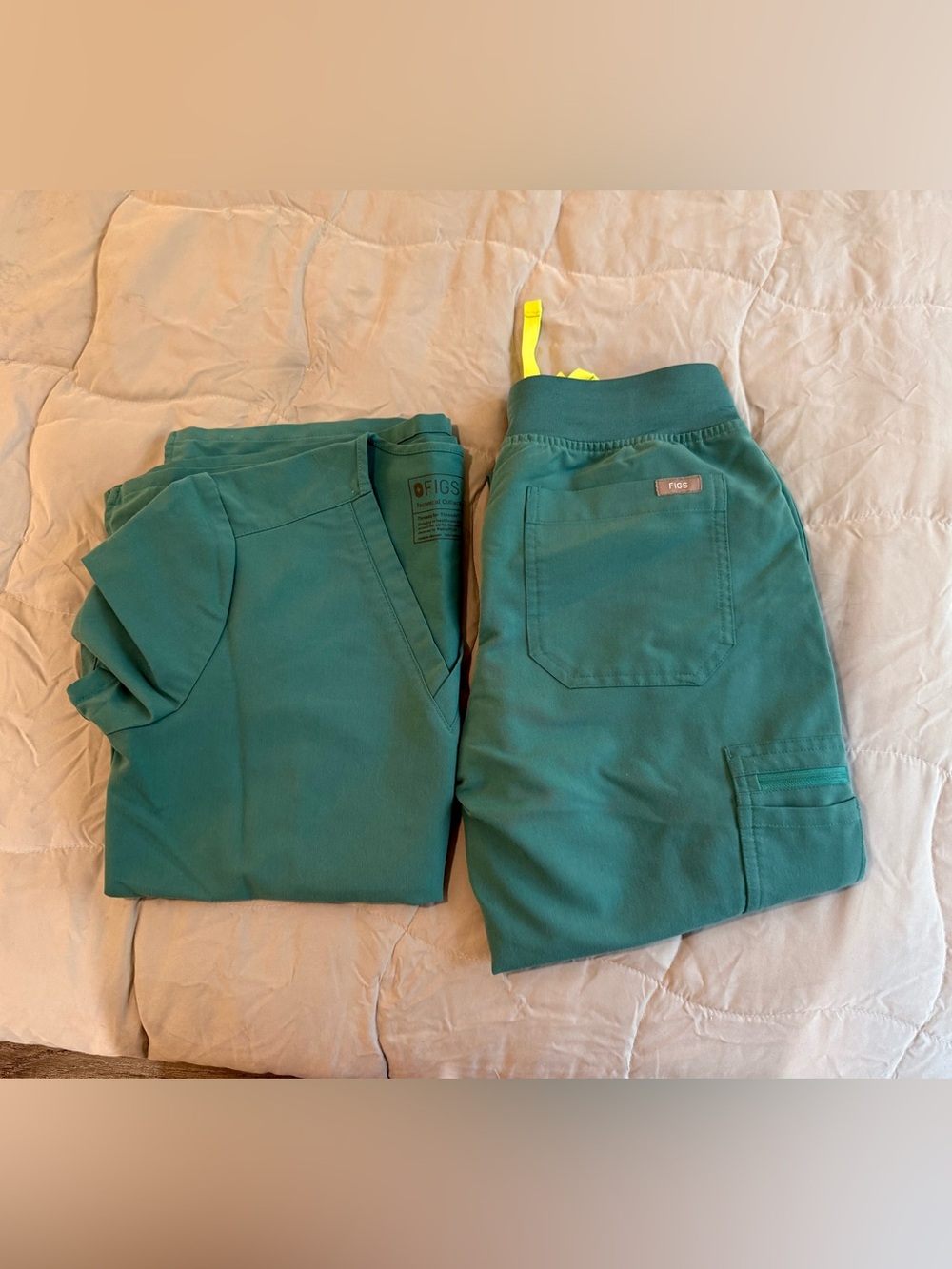 Figs Women’s Jogger Scrub Top and Bottoms Set with Pocket Cactus/Green